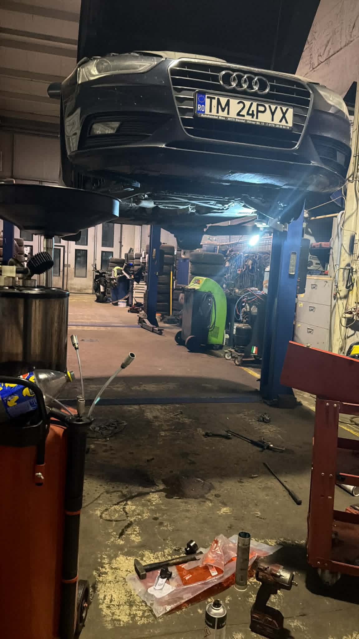 Audi la service pe elevator, vedere de sus, service auto noapte Timișoara