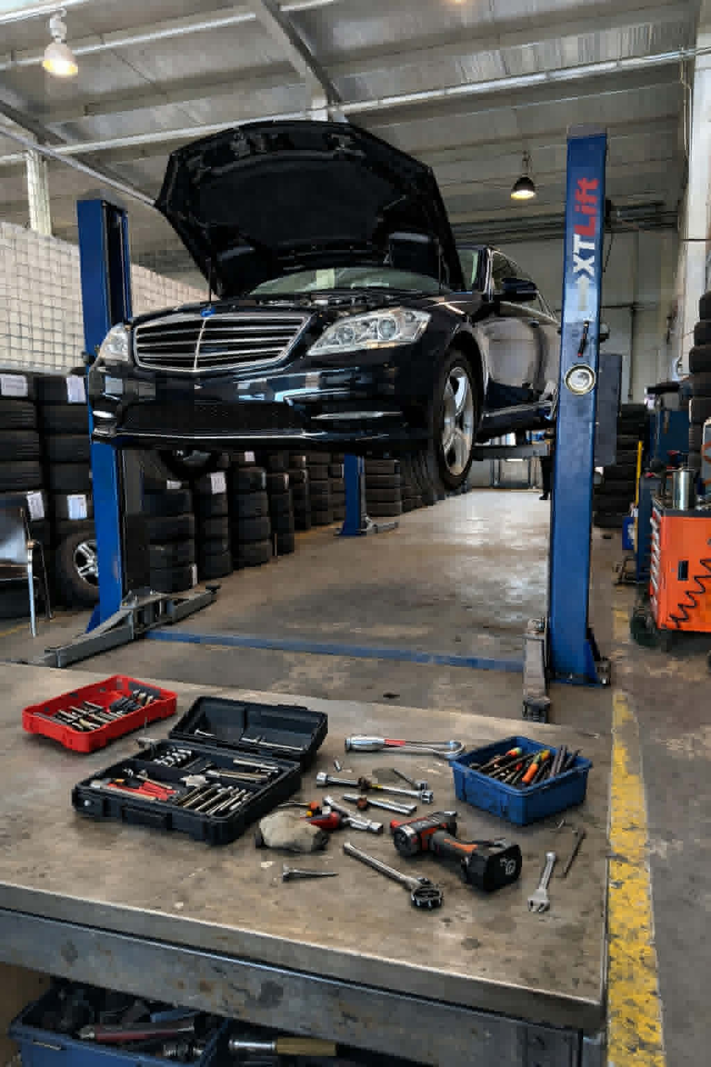 Mercedes pe elevator în service-ul nostru din Timișoara cu scule profesionale