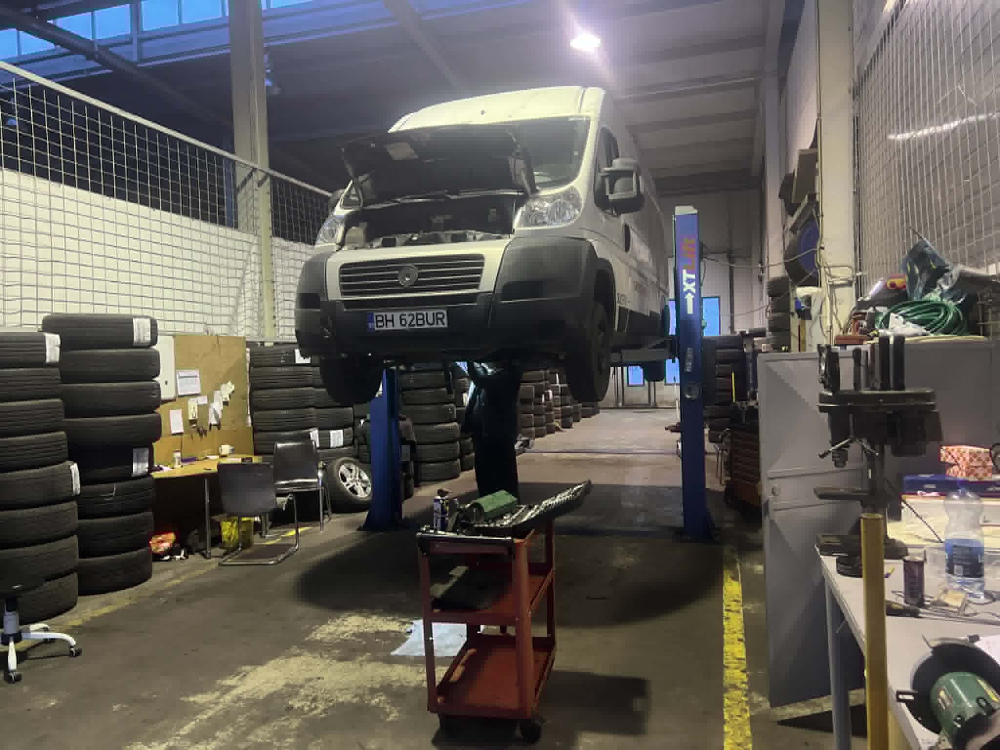 Dubă Fiat Ducato pe elevator pentru service dube Timișoara